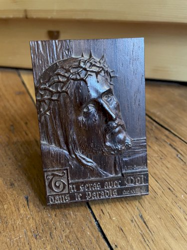 Cadre-sculpture sur bois visage du Christ, signé