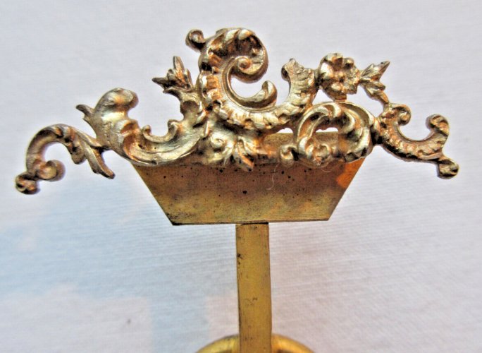 Cadre triptyque, porte-photo en bronze sculpté de rinceaux et acanthes, Louis XV