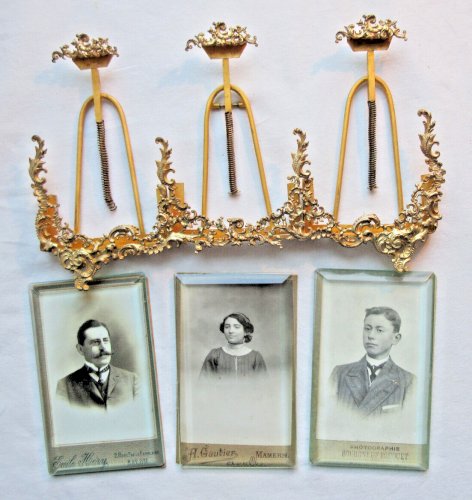 Cadre triptyque, porte-photo en bronze sculpté de rinceaux et acanthes, Louis XV
