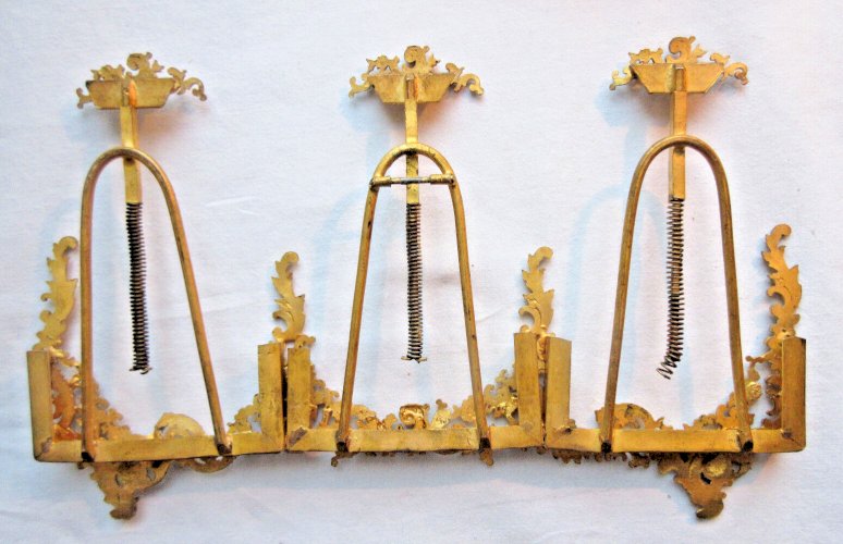 Cadre triptyque, porte-photo en bronze sculpté de rinceaux et acanthes, Louis XV