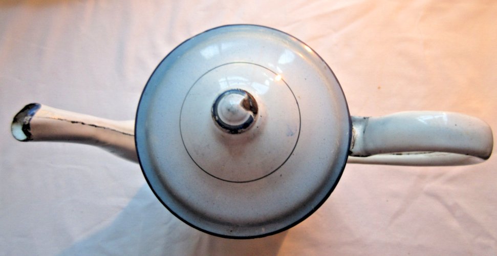 Cafetière 1900, tôle émaillée blanche ombrée de bleu: Les Roses rouges