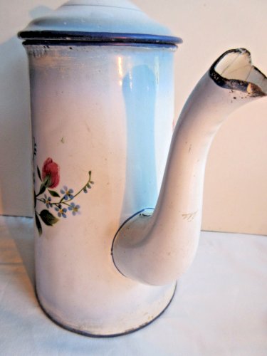 Cafetière 1900, tôle émaillée blanche ombrée de bleu: Les Roses rouges