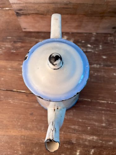 Cafetière ancienne en tôle émaillée