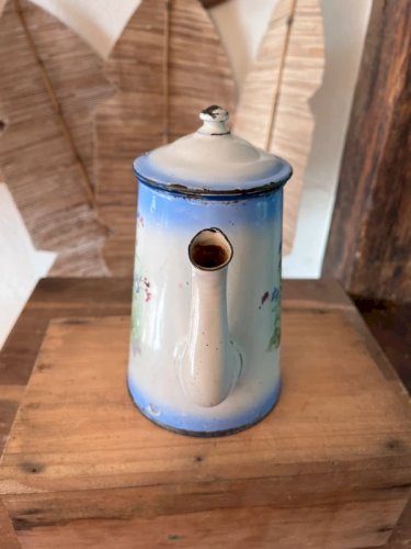 Cafetière ancienne en tôle émaillée