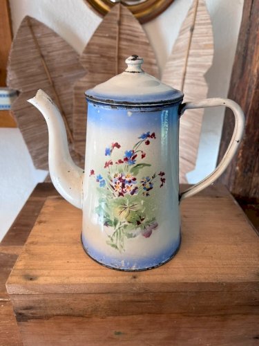 Cafetière ancienne en tôle émaillée