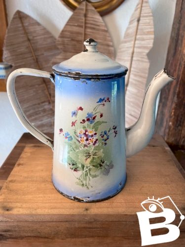 Cafetière ancienne en tôle émaillée