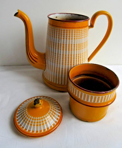 Cafetière Art Déco, tôle émaillée jaune et blanc signé BB