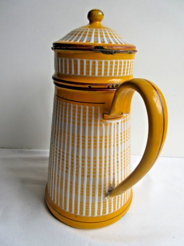 Cafetière Art Déco, tôle émaillée jaune et blanc signé BB
