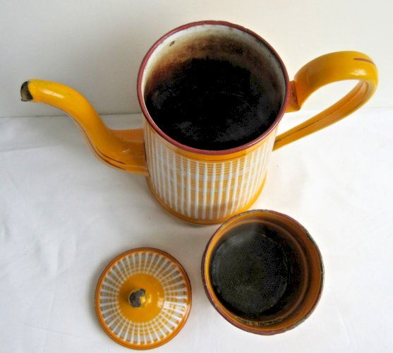 Cafetière Art Déco, tôle émaillée jaune et blanc signé BB