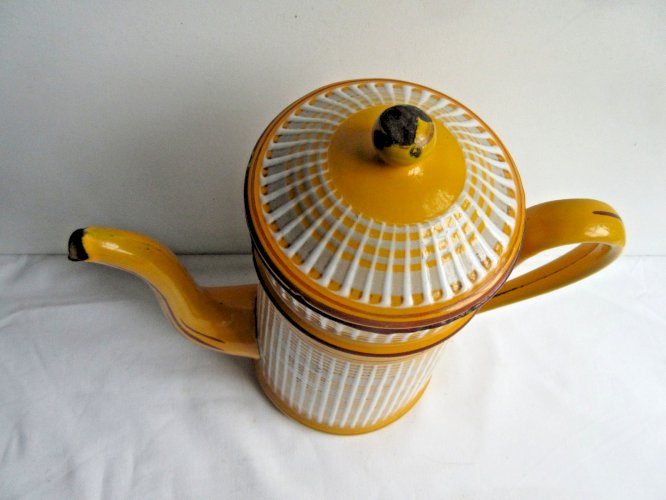 Cafetière Art Déco, tôle émaillée jaune et blanc signé BB
