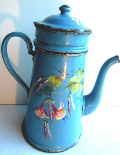 Cafetière Art Nouveau complète, tôle émaillée bleue, Fushias roses en relief