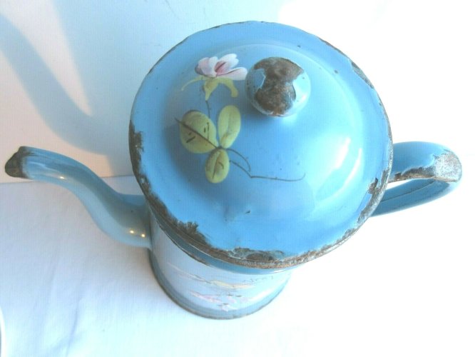 Cafetière Art Nouveau complète, tôle émaillée bleue, Fushias roses en relief