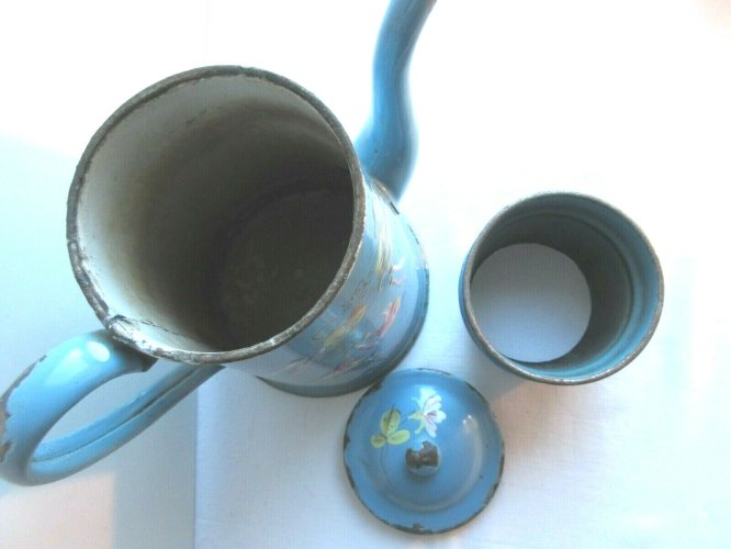 Cafetière Art Nouveau complète, tôle émaillée bleue, Fushias roses en relief