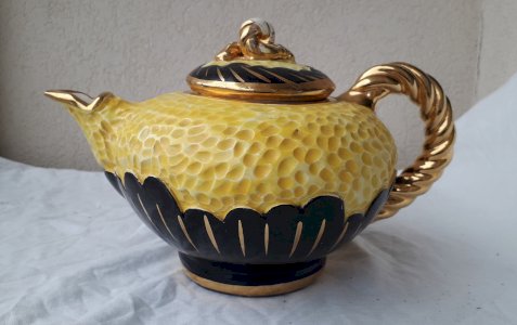 Cafetière en céramique noire et jaune