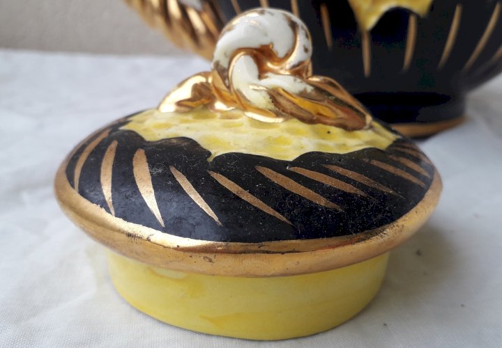 Cafetière en céramique noire et jaune