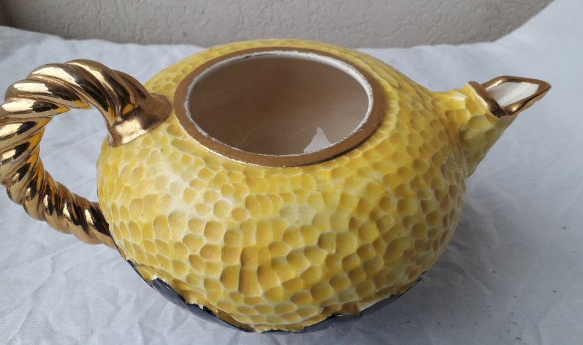 Cafetière en céramique noire et jaune