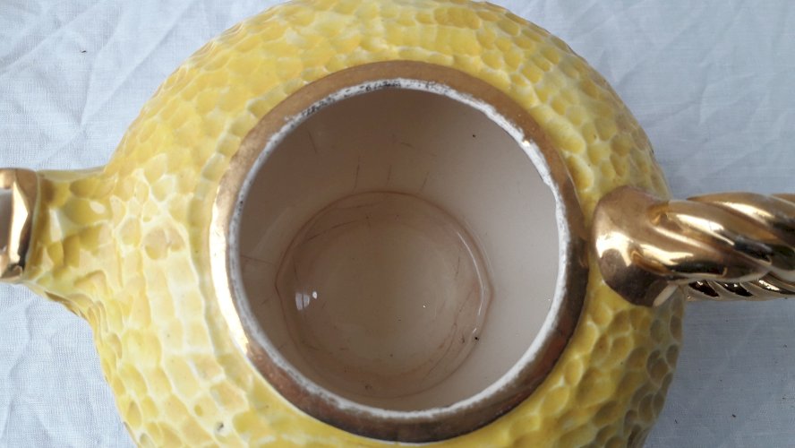 Cafetière en céramique noire et jaune