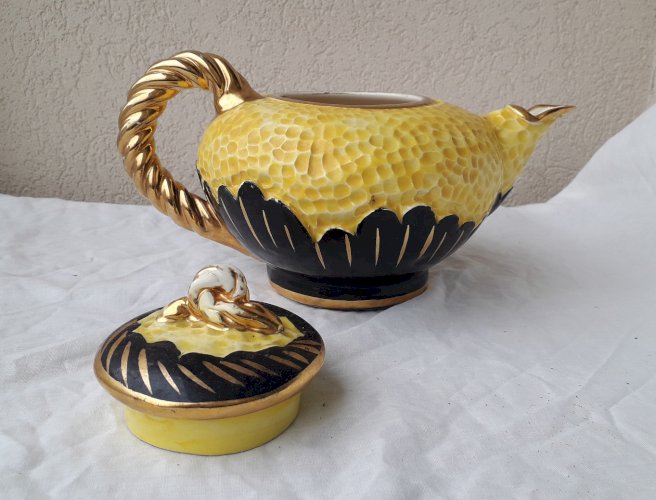 Cafetière en céramique noire et jaune