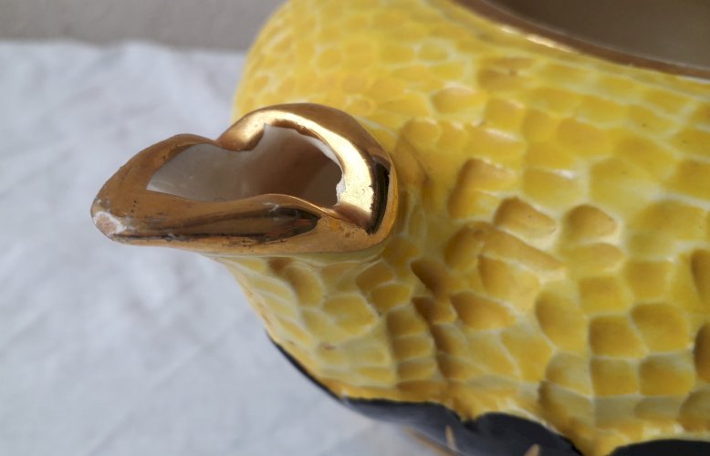 Cafetière en céramique noire et jaune