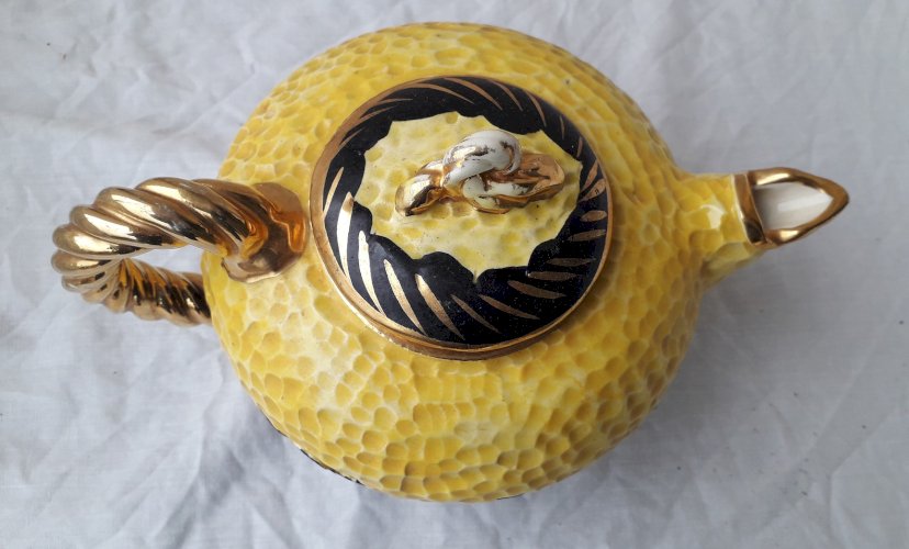 Cafetière en céramique noire et jaune