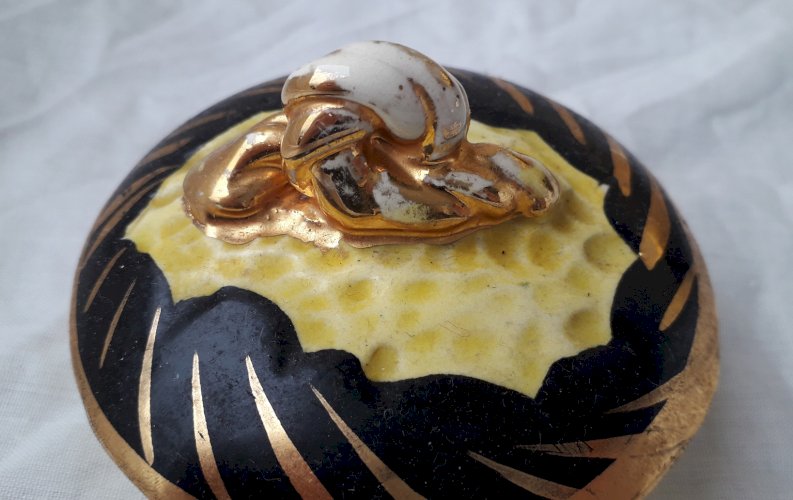 Cafetière en céramique noire et jaune