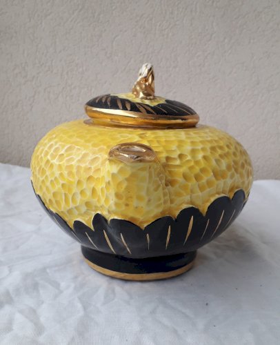 Cafetière en céramique noire et jaune