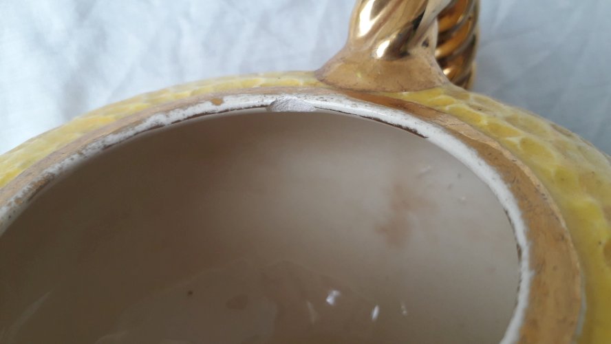 Cafetière en céramique noire et jaune