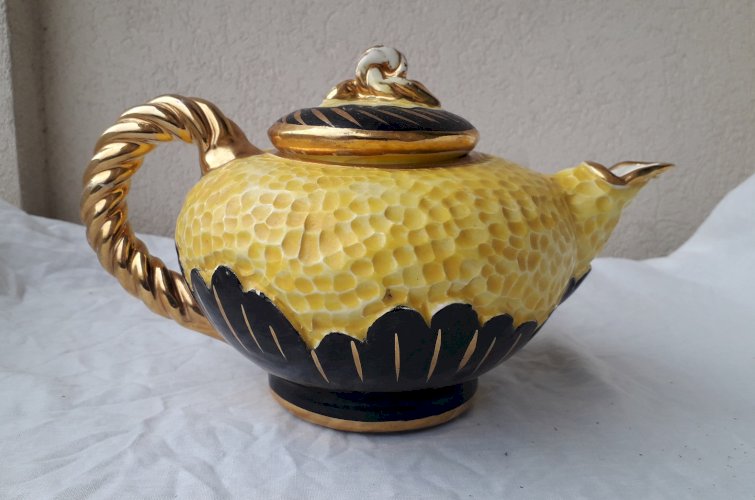 Cafetière en céramique noire et jaune