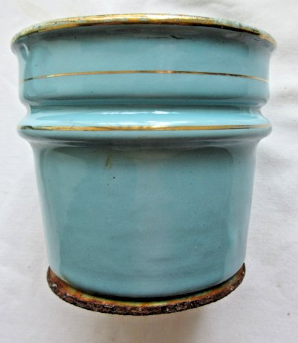 Cafetière en tôle émaillée bleue: Décor de Pois de senteur roses en relief