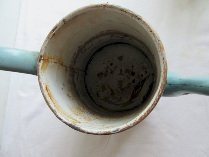 Cafetière en tôle émaillée bleue: Décor de Pois de senteur roses en relief