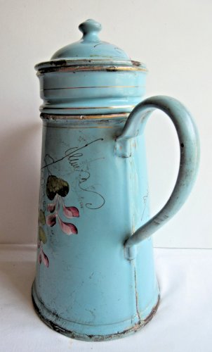 Cafetière en tôle émaillée bleue: Décor de Pois de senteur roses en relief