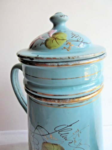 Cafetière en tôle émaillée bleue: Décor de Pois de senteur roses en relief