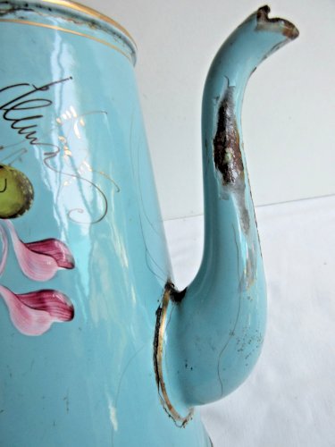 Cafetière en tôle émaillée bleue: Décor de Pois de senteur roses en relief