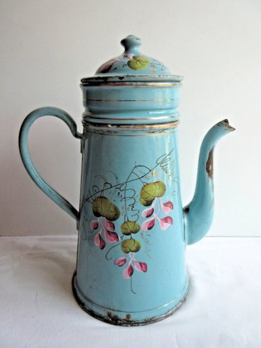 Cafetière en tôle émaillée bleue: Décor de Pois de senteur roses en relief