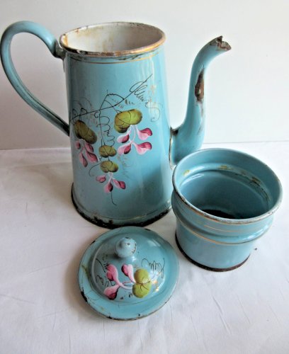 Cafetière en tôle émaillée bleue: Décor de Pois de senteur roses en relief