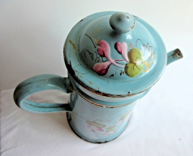 Cafetière en tôle émaillée bleue: Décor de Pois de senteur roses en relief
