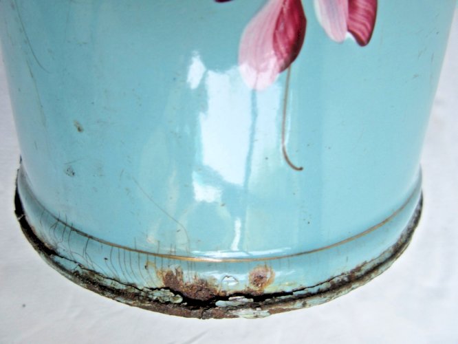Cafetière en tôle émaillée bleue: Décor de Pois de senteur roses en relief