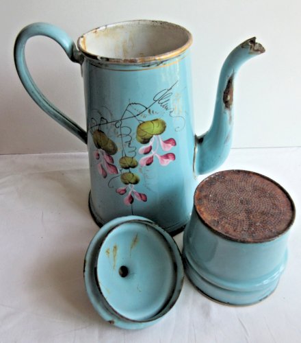Cafetière en tôle émaillée bleue: Décor de Pois de senteur roses en relief