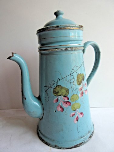 Cafetière en tôle émaillée bleue: Décor de Pois de senteur roses en relief