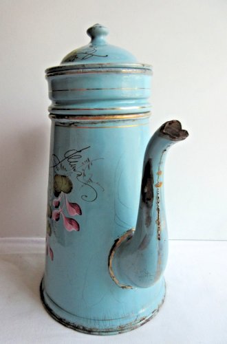 Cafetière en tôle émaillée bleue: Décor de Pois de senteur roses en relief
