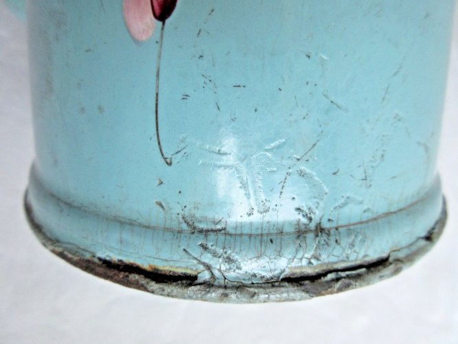Cafetière en tôle émaillée bleue: Décor de Pois de senteur roses en relief