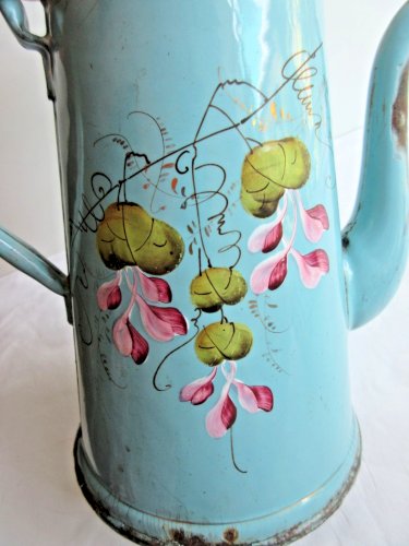 Cafetière en tôle émaillée bleue: Décor de Pois de senteur roses en relief