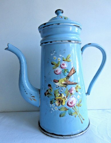 Cafetière en tôle émaillée bleue, décor en relief: Chadonneret, Papillon, Fleurs