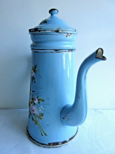 Cafetière en tôle émaillée bleue, décor en relief: Chadonneret, Papillon, Fleurs