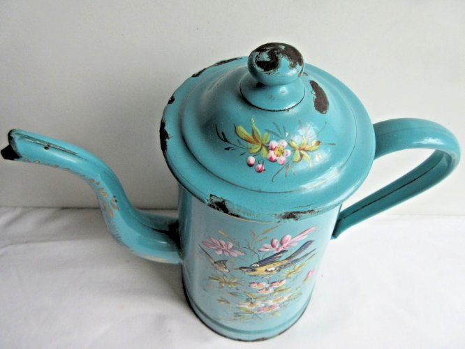 Cafetière en tôle émaillée bleue: Décor en relief, Chadonneret, Papillon, Fleurs