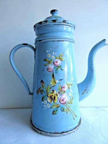 Cafetière en tôle émaillée bleue, décor en relief: Chadonneret, Papillon, Fleurs