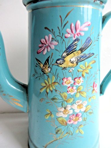Cafetière en tôle émaillée bleue: Décor en relief, Chadonneret, Papillon, Fleurs