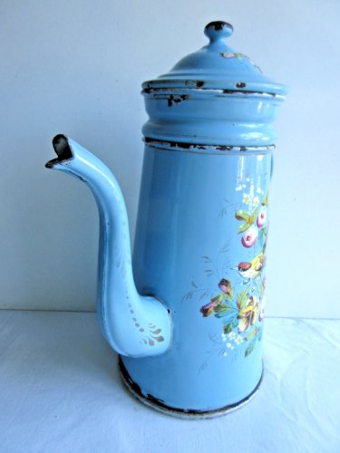 Cafetière en tôle émaillée bleue, décor en relief: Chadonneret, Papillon, Fleurs