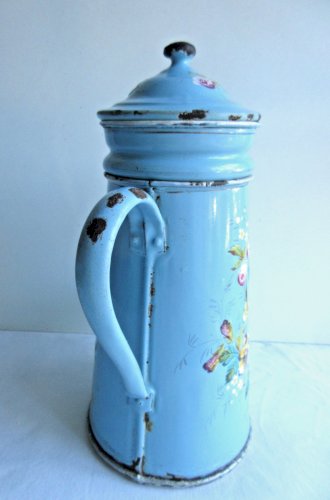Cafetière en tôle émaillée bleue, décor en relief: Chadonneret, Papillon, Fleurs