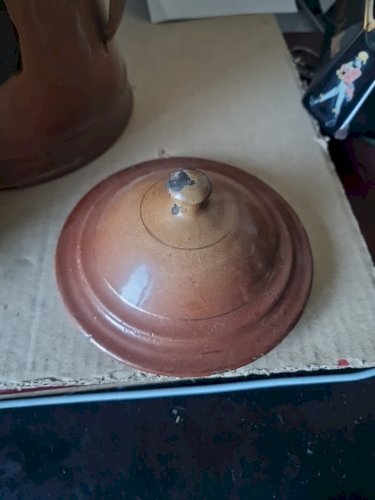 cafetière  en tole émaillée  décor de fleurs  au léger relief